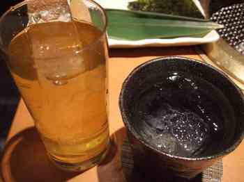 （左）緑茶・（右）黒さそり水割りです。