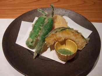 「海老真薯と春野菜の天ぷら」です。
