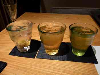 （左）中々水割り・（中央）八岐の梅酒・（右）緑茶です。