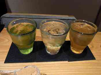 (左)緑茶・（中央）蕎麦球水割り・（右）八岐の梅酒です。