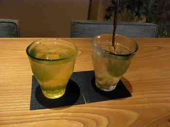 （左）緑茶・（右）中々水割りです。