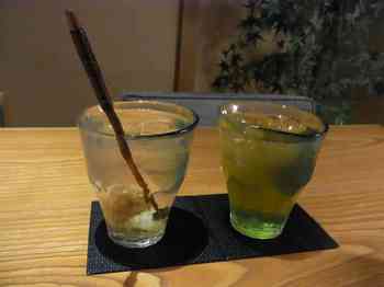 （左）富乃宝山水割り・（右）緑茶です。