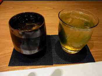 （左）百年の孤独水割り・（右）緑茶です。