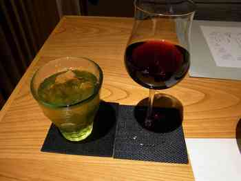 （左）緑茶・（右）赤ワイン（ブルゴーレ・ビノワールド・コートシャネローゼ）です。