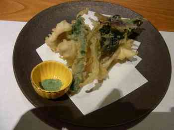旬を凝縮した「鮎並と季節の春野菜の天ぷら」です。