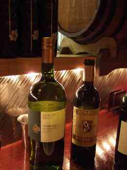 （左）高級ワイン・トレビアーノ・（右）勝沼ワインです。